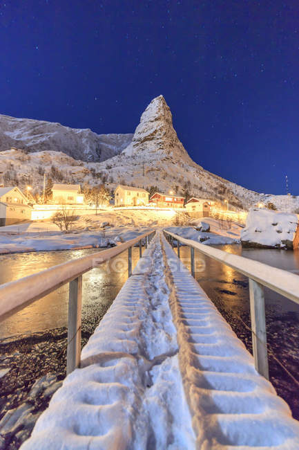 Зоряна ніч на снігових вершинами в оточенні замороженого моря Рейнвеваген Бей Нордланд, Лофотенских островів, Норвегія, Європа — стокове фото