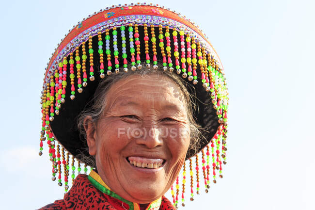 Mulher chinesa em traje tradicional Miao durante o festival Heqing Qifeng Pear Flower, China — Fotografia de Stock