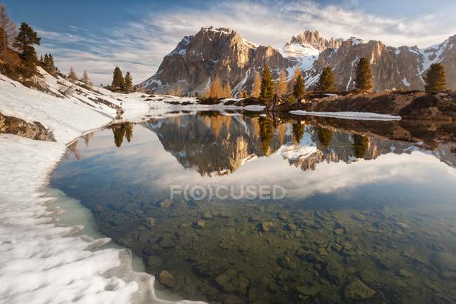 Der alpine see kalkt an einem frühlingsmorgen mit den bergen lagazuoi und fanis reflektiert, dolomiten, veneto, italien — Stockfoto