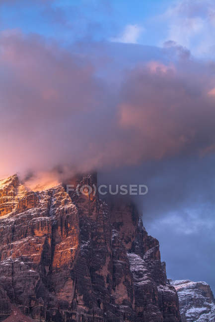 Alpenglühen und Wolken unterstreichen Tofana di rozes, Cortina d 'ampezzo, Dolomiten, Venetien, Italien — Stockfoto