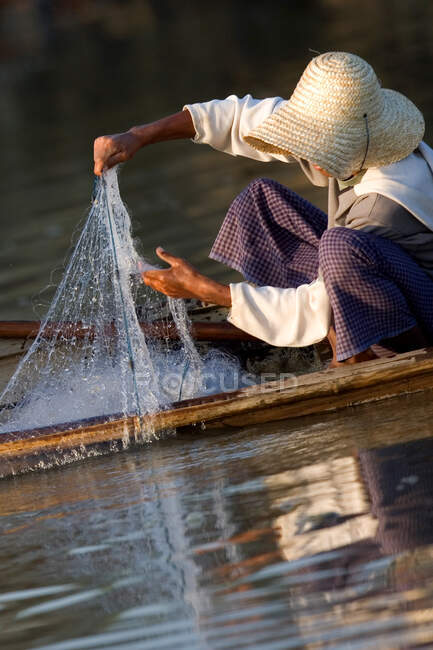 Fishermans on the river Irrawaddy, Bagan, Mandalay Region, Myanmar, Burma, Southeast Asia — Stock Photo