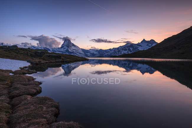 Pôr do sol em Stellisee, no fundo o Matterhorn, Zermatt, Cantão de Valais, Suíça, Europa — Fotografia de Stock