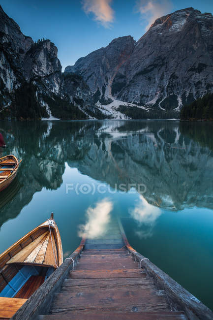 Scale per Lago di Braies, Pragser Wildsee, Dolomiti, Alto Adige, Italia — Foto stock