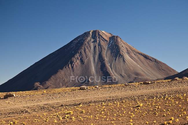 Vista do Vulcão Licancabur na fronteira entre Chile e Bolívia. Este pico vulcânico brotou durante a noite da superfície do deserto, Chile, América do Sul — Fotografia de Stock