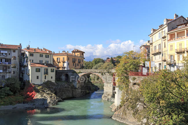 Rio Dora Baltea e paisagem urbana de Ivrea, Ivrea, Piemonte, Itália, Europa — Fotografia de Stock