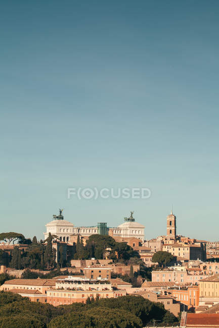 Una vista de Roma desde la colina Aventino, Orange Garden y Altare della Patria monumento, Roma, Italia - foto de stock