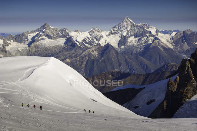 Alpinistas no glaciar, maciço de Monte Rosa, vale de Aosta, Itália, Europa — Fotografia de Stock