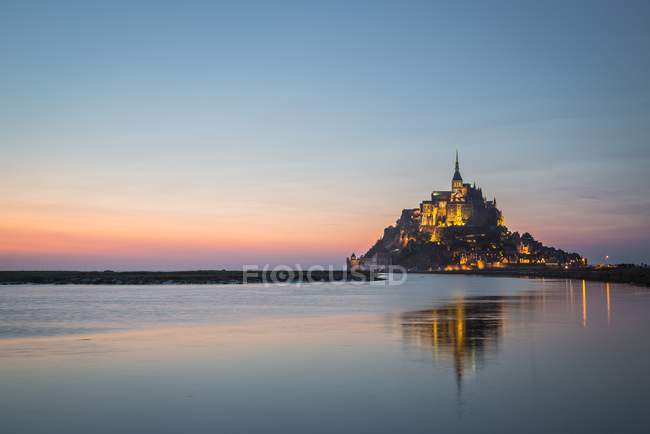 Atardecer entre la playa, Mont Saint Michel, Patrimonio de la Humanidad por la UNESCO, Manche, Basse Normandía, Francia, Europa - foto de stock