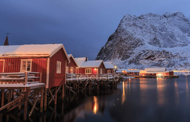 Casas típicas de los pescadores del pueblo pesquero de Reine, Islas Lofoten, Ártico, Noruega, Escandinavia, Europa - foto de stock