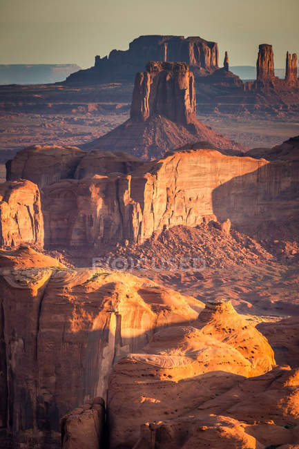 Panorama della Monument Valley da un punto di vista remoto, noto come The Hunt's Mesa, Ariziona border, Utah, Stati Uniti d'America, Nord America — Foto stock