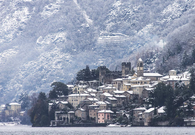 Снежный и зимний пейзаж, Corenno Plinio является частью муниципалитета Дерибасси, озеро Комо, Ломбардия, Италия, Европа — стоковое фото