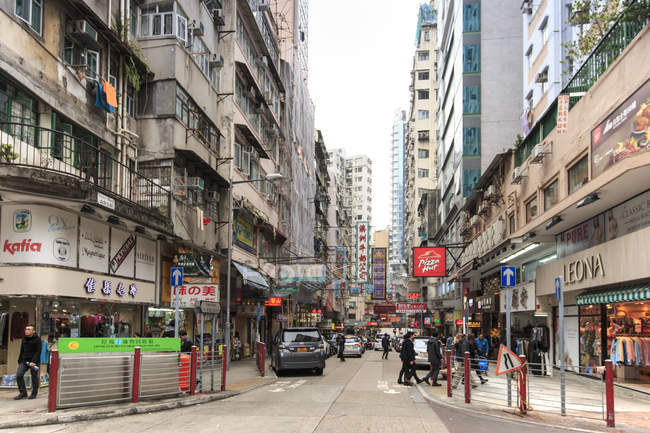 Touristes marchant à Tsim Sha Tsui, Hong Kong, Chine — Photo de stock