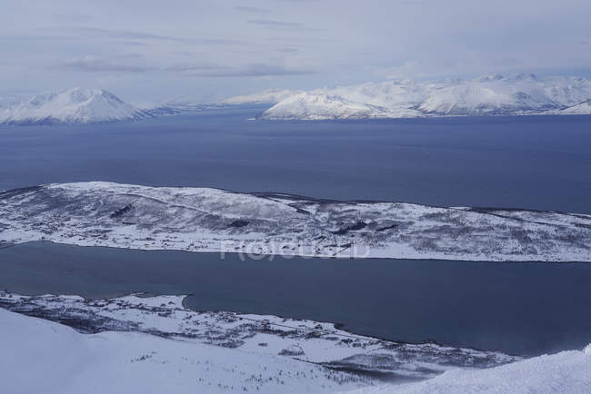 Lyngen Alps, Península de Lyngen, Condado de Troms, Noruega, Europa - foto de stock