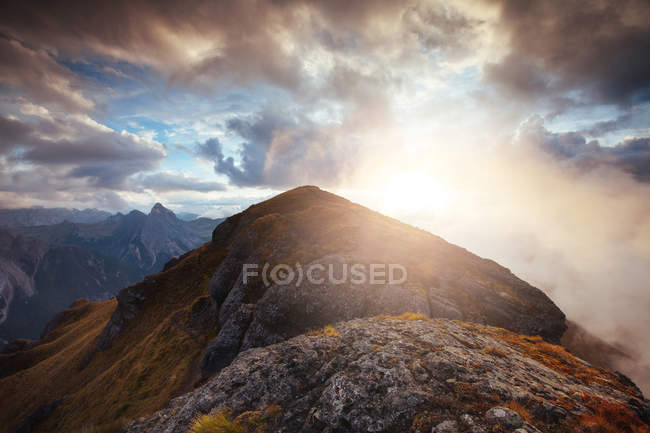 Típico paisaje hermoso en algún lugar de Dolomitas. Picos, árboles, nubes - foto de stock