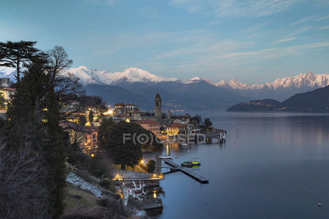 Деревня Кредо на западном берегу озера Комо, Ломбардия; Италия, Европа — стоковое фото