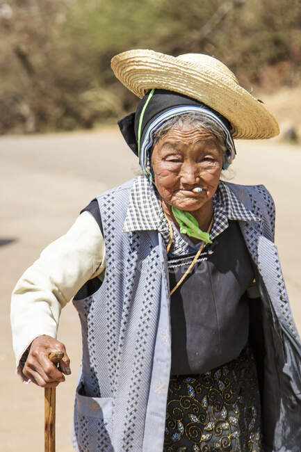 Пожилая китаянка, одетая в традиционную одежду бай во время фестиваля 