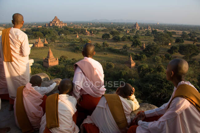 Mönche im Sonnenuntergang, Bagan Archaeological Temple Zone; Mandalay Region, Myanmar, Burma, Südostasien — Stockfoto