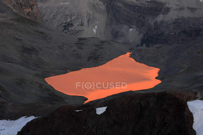 Lej da Prastinaun dipinto di rosso durante il tramonto, dal Piz Languard, Engadina, Grigioni, Svizzera, Europa — Foto stock