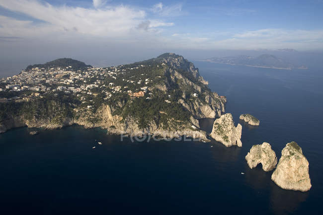 Vista aérea, Isla de Capri, Campania, Italia, Europa - foto de stock