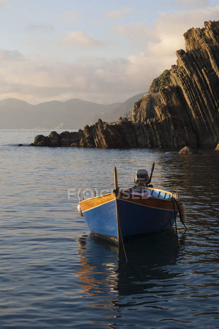 Barco en el mar, Riomaggiore, Cinque Terre, Italia, barco - foto de stock