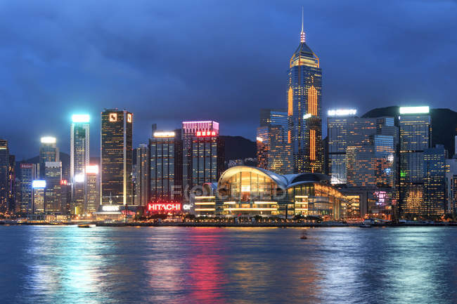 Остров Гонконг из Коулуна в сумерках, Китай — стоковое фото