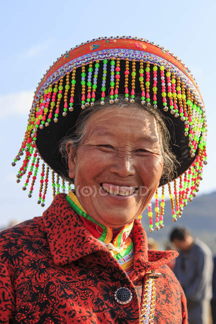 Mujer china en traje tradicional de Miao durante el festival Heqing Qifeng Pera Flower, China - foto de stock