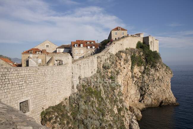 Muralla exterior en el casco antiguo de Dubrovnik, Croacia, Europa — Stock Photo