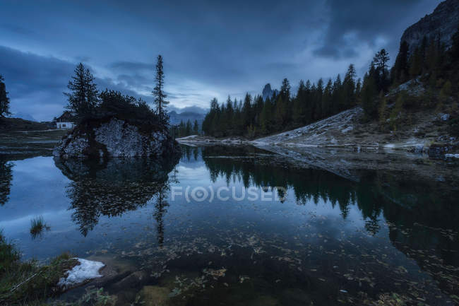 Lago Federa con Montaña Becco di Mezzodi en el fondo al atardecer, Belluno, Dolomitas, Italia - foto de stock
