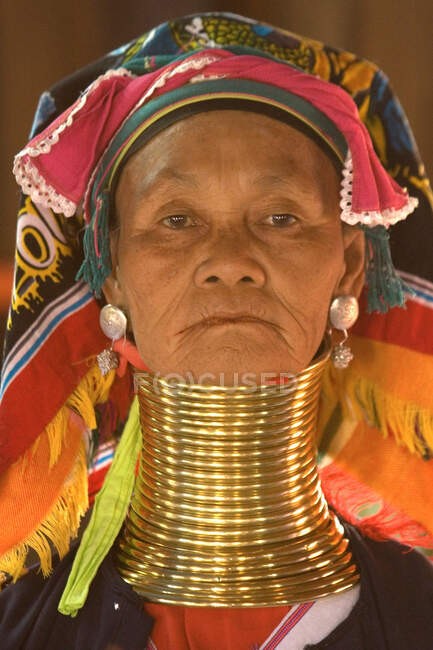 Женщина Падаунг, озеро Инле, поселок Ньяхве уезда Таджги штата Шан, Мьянма, Бирма, Юго-Восточная Азия — стоковое фото
