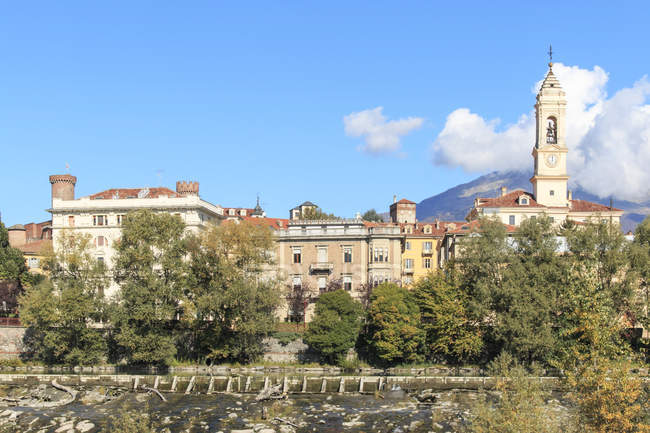 Rio Dora Baltea e paisagem urbana de Ivrea, Ivrea, Piemonte, Itália, Europa — Fotografia de Stock
