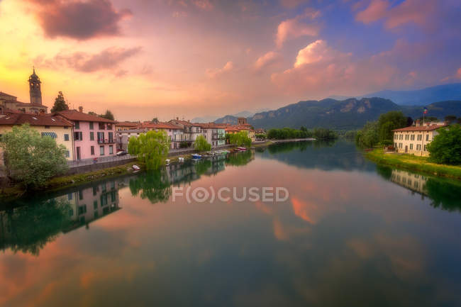 Puesta de sol sobre Brivio, Lombardía, Italia, Europa - foto de stock