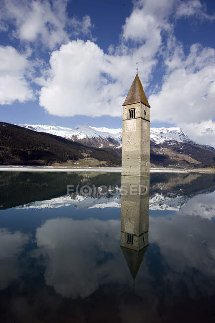 A torre do sino em Reschensee, Lago di Resia, Lago Reschen, Tirol do Sul, Itália, Europa — Fotografia de Stock