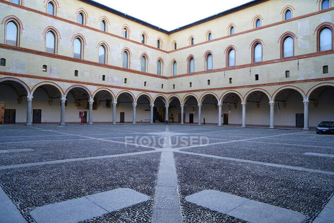 Замок Каччо Сфорцеско, двор Кортиле делла Роккетта, Милан, Ломбардия, Италия, Европа — стоковое фото