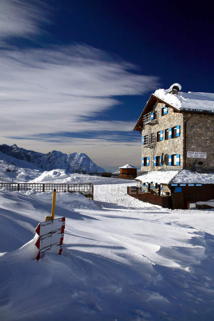 Inverno, montagna, panoramica, neve, paesaggio invernale nelle Dolomiti di Brenta presso Madonna di Campiglio, il rifugio alpino Giorgio Graffer della Sat, ghiacciaio, — Photo de stock