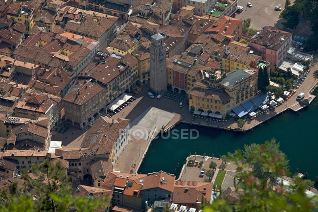 Vue sur Riva del Garda depuis l'église Santa Barbara Trentino. Italie, Europe — Photo de stock