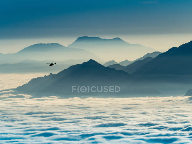Elicóptero sobre la niebla en el Valle dei Laghi valle de Bondone montaña, Trentino, Italia, Europa - foto de stock