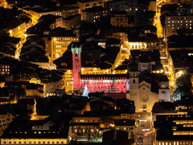 Nachtaufnahme der Trento-Stadt und des Domplatzes vom Aussichtspunkt der Sardagna aus, trentino, italien, europa — Stockfoto