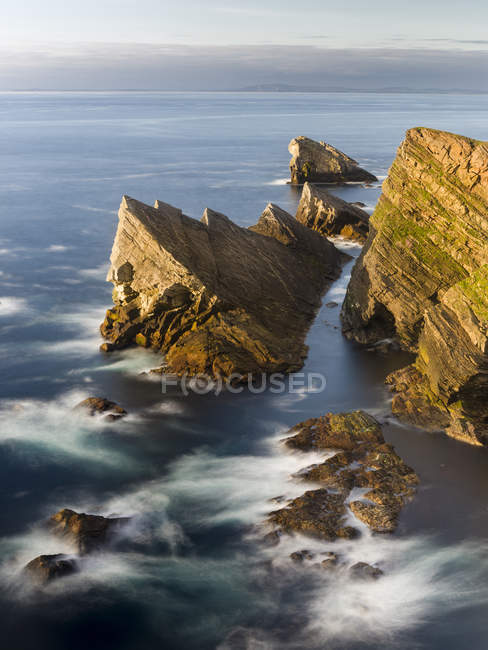 Formação rochosa conhecida como Gada 's Stack em Foula Island, Shetlands, Escócia, Reino Unido, Europa — Fotografia de Stock