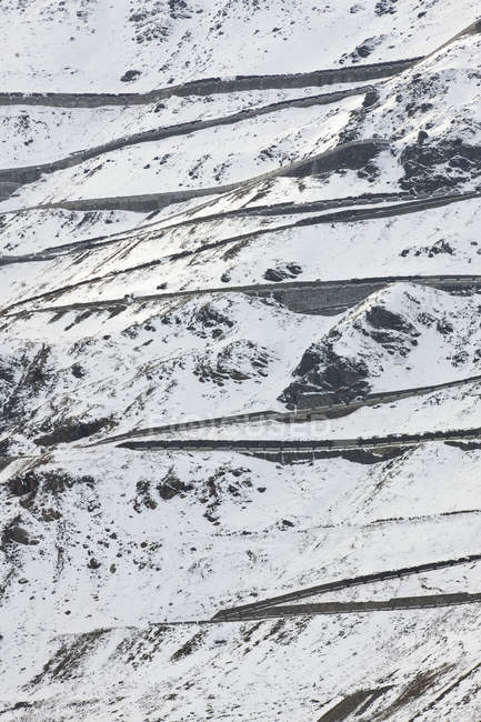 A estrada para Passo Stelvio Stilfserjoch com neve fresca vista de TrafoiEurope, Europa Central, Itália — Fotografia de Stock