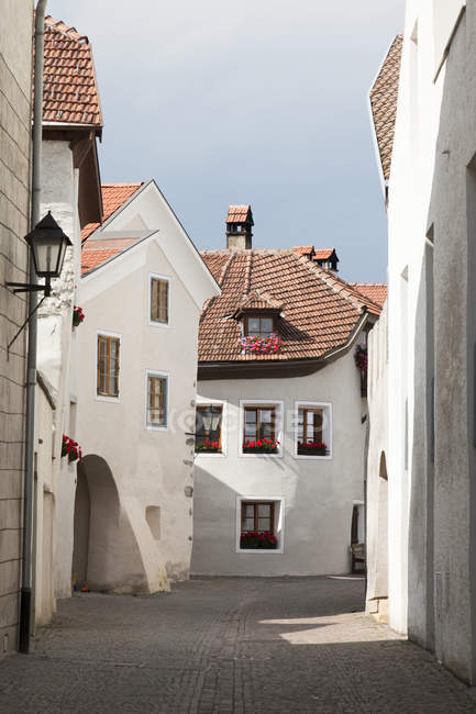Die Altstadt von Glurns (Glurns) im Vinschgau. Das kleine Landstädtchen blieb seit dem Mittelalter nahezu unangetastet und ist heute ein bedeutendes Zentrum für den Tourismus im Vinschgau. europa, mitteleuropa, italien — Stockfoto