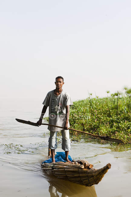 Pêcheur au lac Tana, Éthiopie. Les pêcheurs du lac Tana utilisent toujours le canot traditionnel comme des bateaux en papyrus. Ces bateaux s'appellent Tankwa. Afrique, Afrique de l'Est, Ethiopie — Photo de stock