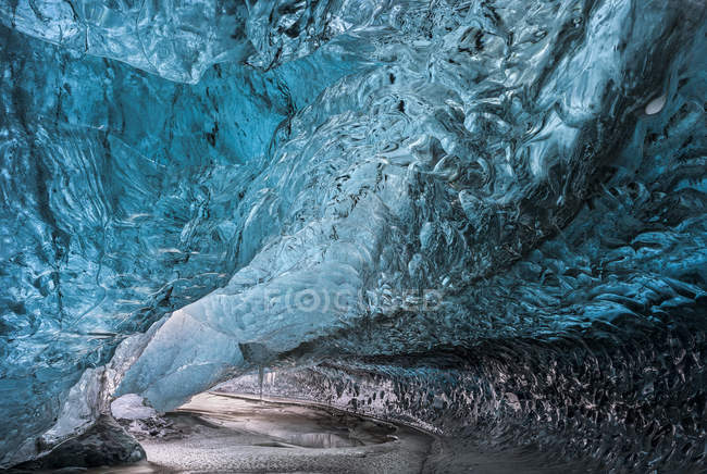 Glacial cave in the Breidamerkurjoekull Glacier in Vatnajoekull National Park. Entrance to the Ice Cave europe, northern europe, iceland,  February — Stock Photo