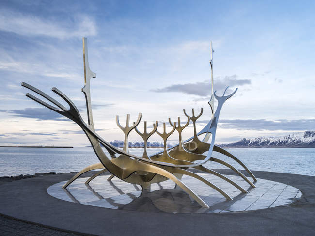 Solfar, un punto di riferimento di Reykjavik. Solfar icelandic per Sun Voyager è una scultura in acciaio inossidabile nel porto di Reykjavik realizzata dall'artista Jon Gunnar Arnason. Europa, Europa settentrionale, Italia, febbraio — Foto stock