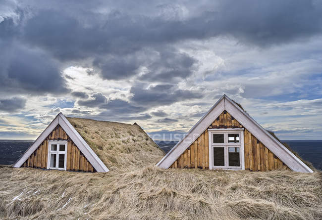 Старая ферма Sel с традиционным черепашьим крыльцом, теперь музей, в Vatnajoekull NP в зимнее время. Чтобы защитить его от огромных наводнений Skeitherarsandur, он был построен высоко над Sandur. Океан, Северный полюс, Скандинавия, Ледяной полюс, — стоковое фото