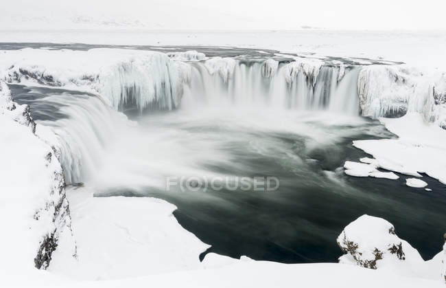 Godafoss l'une des cascades emblématiques de l'Islande pendant l'hiver. europe, europe septentrionale, iceland, février — Photo de stock