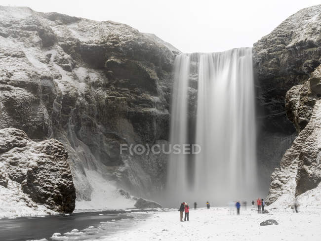 Skogafoss зимой, одна из икон Исландии. Искра, северные районы, ледяной дождь, февраль — стоковое фото