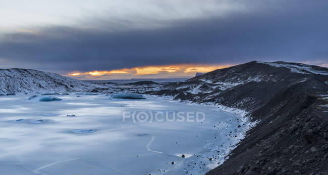 Glaciar Svinafellsjoekul en el Vatnajoekull NP durante el invierno. vista hacia la llanura outwash o sandur europe, norte de Europa, iceland, febrero - foto de stock