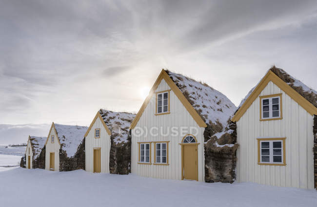 Museo al aire libre Glaumbaer durante el invierno, casas históricas y tradicionales con techos de césped. europa, norte de Europa, iceland, marzo - foto de stock