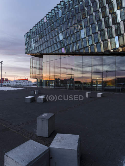 Рейк'явік, Harpa, новий концертний зал і конференц-центр (відкритий в 2011). «Будхолостий» — одна з нових архітектурних ікон Ісландії. Європа, Північна Європа, Ісландія, Лютий — стокове фото