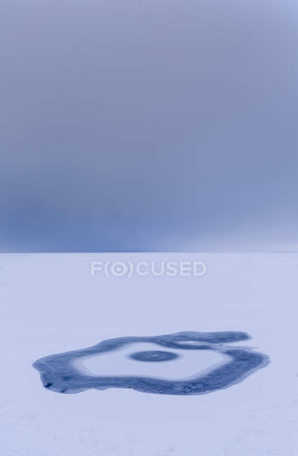 Islanda in inverno, lago fozen nelle pianure esterne dei ghiacciai del Vatnajoekull NP. Europa, Europa settentrionale, scandinavia, Islanda, febbraio — Foto stock
